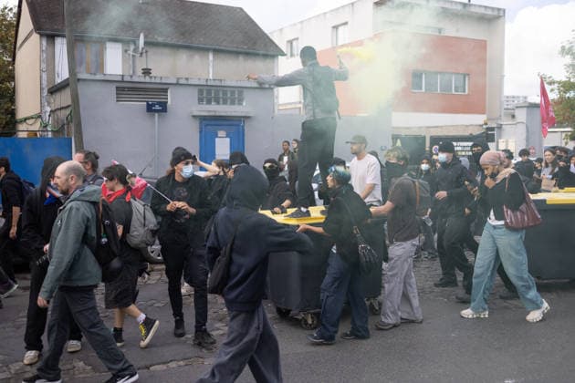High school blockade in Seine-Saint-Denis High school students marching between Saint-Denis and Aubervilliers North of Paris, on October 1, 2026 as they continue their protest to demand the hiring of substitute teachers, increased resources, and decent learning conditions. Photo by Raphael Lafargue ABACAPRESS.COM Aubervilliers France  Copyright: xLafarguexRaphael ABACAx