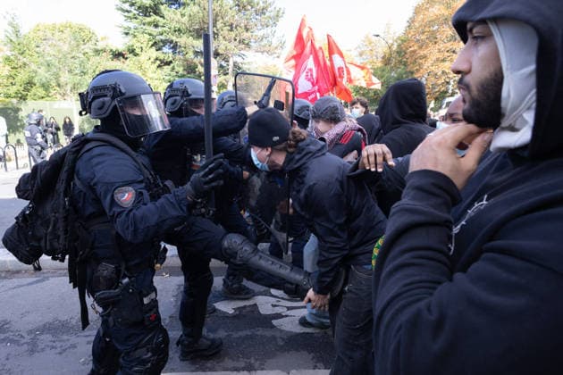 High school blockade in Seine-Saint-Denis Clash between (CRS) Republican Security Corps and Student in front of Le Corbusier secondary school in Aubervilliers, North of Paris, on October 1, 2026 as they continue their protest to demand the hiring of substitute teachers, increased resources, and decent learning conditions. Photo by Raphael Lafargue ABACAPRESS.COM Aubervilliers France  Copyright: xLafarguexRaphael ABACAx