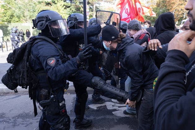 High school blockade in Seine-Saint-Denis Clash between (CRS) Republican Security Corps and Student in front of Le Corbusier secondary school in Aubervilliers, North of Paris, on October 1, 2026 as they continue their protest to demand the hiring of substitute teachers, increased resources, and decent learning conditions. Photo by Raphael Lafargue ABACAPRESS.COM Aubervilliers France  Copyright: xLafarguexRaphael ABACAx