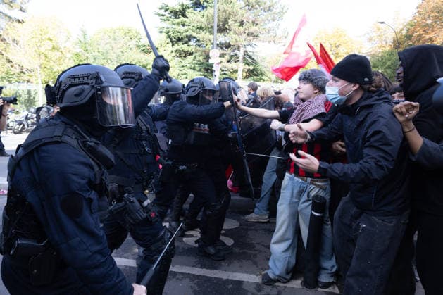 High school blockade in Seine-Saint-Denis Clash between (CRS) Republican Security Corps and Student in front of Le Corbusier secondary school in Aubervilliers, North of Paris, on October 1, 2026 as they continue their protest to demand the hiring of substitute teachers, increased resources, and decent learning conditions. Photo by Raphael Lafargue ABACAPRESS.COM Aubervilliers France  Copyright: xLafarguexRaphael ABACAx