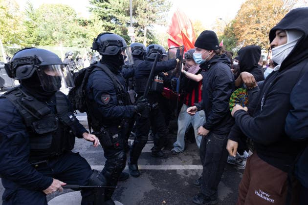 High school blockade in Seine-Saint-Denis Clash between (CRS) Republican Security Corps and Student in front of Le Corbusier secondary school in Aubervilliers, North of Paris, on October 1, 2026 as they continue their protest to demand the hiring of substitute teachers, increased resources, and decent learning conditions. Photo by Raphael Lafargue ABACAPRESS.COM Aubervilliers France  Copyright: xLafarguexRaphael ABACAx