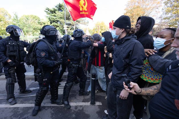 High school blockade in Seine-Saint-Denis Clash between (CRS) Republican Security Corps and Student in front of Le Corbusier secondary school in Aubervilliers, North of Paris, on October 1, 2026 as they continue their protest to demand the hiring of substitute teachers, increased resources, and decent learning conditions. Photo by Raphael Lafargue ABACAPRESS.COM Aubervilliers France  Copyright: xLafarguexRaphael ABACAx
