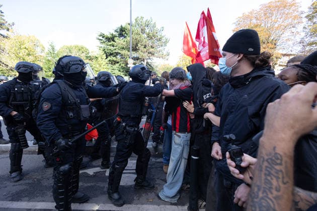 High school blockade in Seine-Saint-Denis Clash between (CRS) Republican Security Corps and Student in front of Le Corbusier secondary school in Aubervilliers, North of Paris, on October 1, 2026 as they continue their protest to demand the hiring of substitute teachers, increased resources, and decent learning conditions. Photo by Raphael Lafargue ABACAPRESS.COM Aubervilliers France  Copyright: xLafarguexRaphael ABACAx