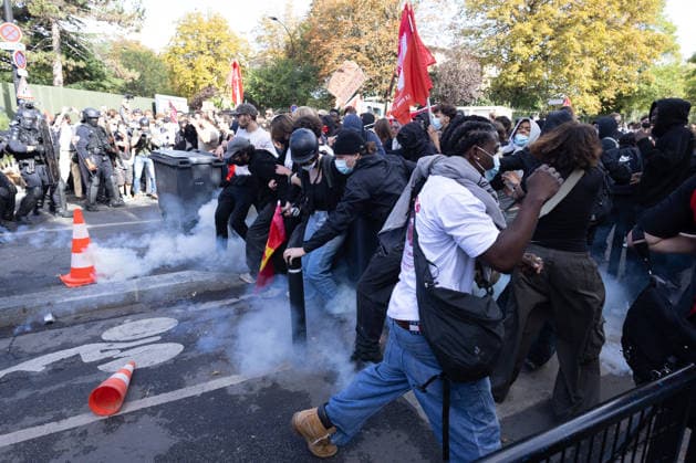 High school blockade in Seine-Saint-Denis Clash between (CRS) Republican Security Corps and Student in front of Le Corbusier secondary school in Aubervilliers, North of Paris, on October 1, 2026 as they continue their protest to demand the hiring of substitute teachers, increased resources, and decent learning conditions. Photo by Raphael Lafargue ABACAPRESS.COM Aubervilliers France  Copyright: xLafarguexRaphael ABACAx