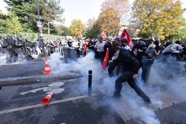 High school blockade in Seine-Saint-Denis Clash between (CRS) Republican Security Corps and Student in front of Le Corbusier secondary school in Aubervilliers, North of Paris, on October 1, 2026 as they continue their protest to demand the hiring of substitute teachers, increased resources, and decent learning conditions. Photo by Raphael Lafargue ABACAPRESS.COM Aubervilliers France  Copyright: xLafarguexRaphael ABACAx