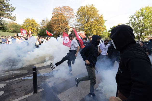 High school blockade in Seine-Saint-Denis Clash between (CRS) Republican Security Corps and Student in front of Le Corbusier secondary school in Aubervilliers, North of Paris, on October 1, 2026 as they continue their protest to demand the hiring of substitute teachers, increased resources, and decent learning conditions. Photo by Raphael Lafargue ABACAPRESS.COM Aubervilliers France  Copyright: xLafarguexRaphael ABACAx