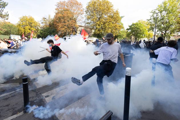 High school blockade in Seine-Saint-Denis Clash between (CRS) Republican Security Corps and Student in front of Le Corbusier secondary school in Aubervilliers, North of Paris, on October 1, 2026 as they continue their protest to demand the hiring of substitute teachers, increased resources, and decent learning conditions. Photo by Raphael Lafargue ABACAPRESS.COM Aubervilliers France  Copyright: xLafarguexRaphael ABACAx
