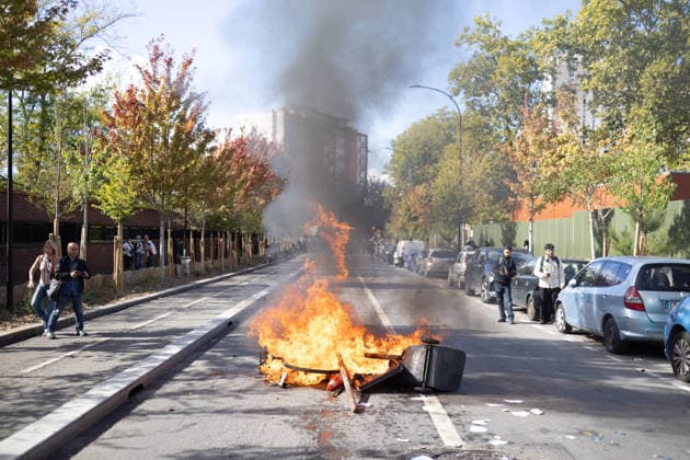 High school blockade in Seine-Saint-Denis Fire involving trash bins and bicycles. Clash between (CRS) Republican Security Corps and Student in front of Le Corbusier secondary school in Aubervilliers, North of Paris, on October 1, 2026 as they continue their protest to demand the hiring of substitute teachers, increased resources, and decent learning conditions. Photo by Raphael Lafargue ABACAPRESS.COM Aubervilliers France  Copyright: xLafarguexRaphael ABACAx