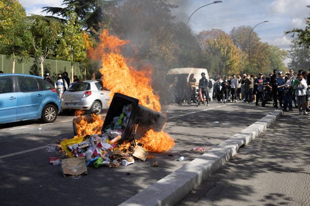 High school blockade in Seine-Saint-Denis Fire involving trash bins and bicycles. Clash between (CRS) Republican Security Corps and Student in front of Le Corbusier secondary school in Aubervilliers, North of Paris, on October 1, 2026 as they continue their protest to demand the hiring of substitute teachers, increased resources, and decent learning conditions. Photo by Raphael Lafargue ABACAPRESS.COM Aubervilliers France  Copyright: xLafarguexRaphael ABACAx