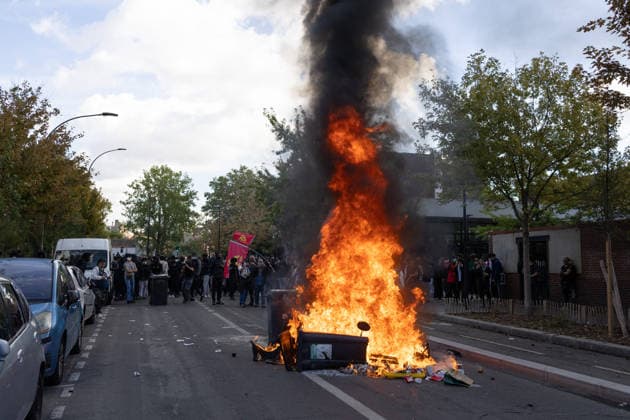 High school blockade in Seine-Saint-Denis Fire involving trash bins and bicycles. Clash between (CRS) Republican Security Corps and Student in front of Le Corbusier secondary school in Aubervilliers, North of Paris, on October 1, 2026 as they continue their protest to demand the hiring of substitute teachers, increased resources, and decent learning conditions. Photo by Raphael Lafargue ABACAPRESS.COM Aubervilliers France  Copyright: xLafarguexRaphael ABACAx
