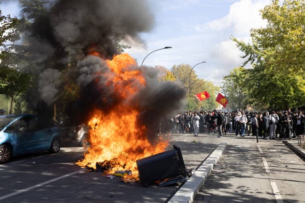 High school blockade in Seine-Saint-Denis Fire involving trash bins and bicycles. Clash between (CRS) Republican Security Corps and Student in front of Le Corbusier secondary school in Aubervilliers, North of Paris, on October 1, 2026 as they continue their protest to demand the hiring of substitute teachers, increased resources, and decent learning conditions. Photo by Raphael Lafargue ABACAPRESS.COM Aubervilliers France  Copyright: xLafarguexRaphael ABACAx