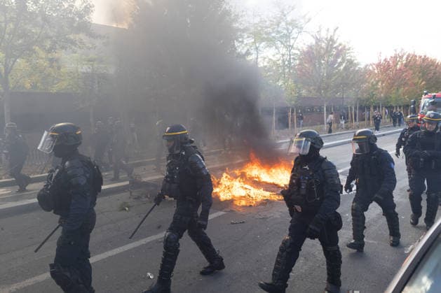 High school blockade in Seine-Saint-Denis Fire involving trash bins and bicycles. Clash between (CRS) Republican Security Corps and Student in front of Le Corbusier secondary school in Aubervilliers, North of Paris, on October 1, 2026 as they continue their protest to demand the hiring of substitute teachers, increased resources, and decent learning conditions. Photo by Raphael Lafargue ABACAPRESS.COM Aubervilliers France  Copyright: xLafarguexRaphael ABACAx