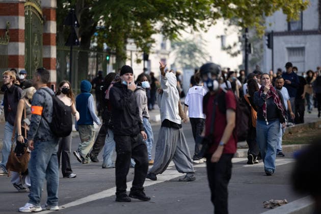 High school blockade in Seine-Saint-Denis Clash between (CRS) Republican Security Corps and Student in front of Le Corbusier secondary school in Aubervilliers, North of Paris, on October 1, 2026 as they continue their protest to demand the hiring of substitute teachers, increased resources, and decent learning conditions. Photo by Raphael Lafargue ABACAPRESS.COM Aubervilliers France  Copyright: xLafarguexRaphael ABACAx