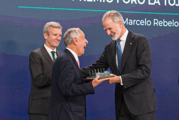 Felipe VI and Pedro Sánchez attend the opening of the La Toja Forum in O Grove, Pontevedra. King Felipe VI presents the Josep Piqué La Toja Forum Award to the former President of the Portuguese Republic, Marcelo Rebelo de Sousa, during the opening of the La Toja Forum on October 1, 2026, in O Grove, Pontevedra, Galicia, Spain. The La Toja Forum: Atlantic Link is a renowned annual forum for debate and reflection focused on the defense of liberal democracy, the Atlantic bond, and international cooperation. Founded in 2019 on the initiative of Josep Piqué, Amancio López Seijas, and the Hotusa Group, it brings together prominent political, business leaders, academics, and representatives of civil society on the island of La Toja OCTOBER 1, 202  Copyright: xElenaxFernandezx 7813319