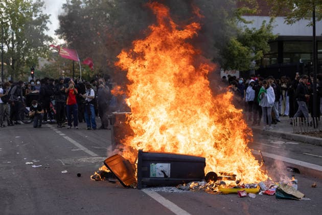 High school blockade in Seine-Saint-Denis Fire involving trash bins and bicycles. Clash between (CRS) Republican Security Corps and Student in front of Le Corbusier secondary school in Aubervilliers, North of Paris, on October 1, 2026 as they continue their protest to demand the hiring of substitute teachers, increased resources, and decent learning conditions. Photo by Raphael Lafargue ABACAPRESS.COM Aubervilliers France  Copyright: xLafarguexRaphael ABACAx