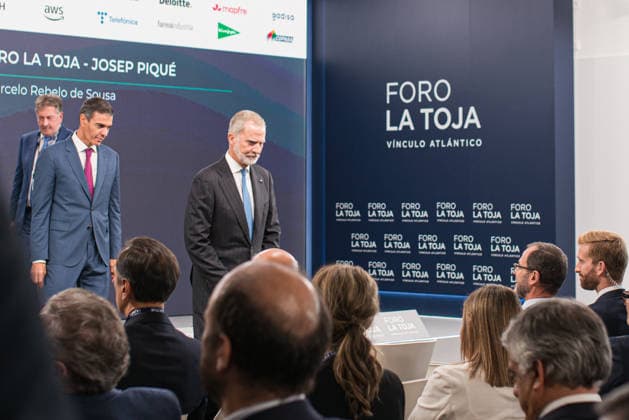 Felipe VI and Pedro Sánchez Attend the Opening of the La Toja Forum in O Grove, Pontevedra King Felipe VI and Prime Minister Pedro Sánchez during the opening of the La Toja Forum on October 1, 2026, in O Grove, Pontevedra, Galicia, Spain. The La Toja Forum: Atlantic Link is a renowned annual forum for debate and reflection focused on the defense of liberal democracy, the Atlantic partnership, and international cooperation. Founded in 2019 on the initiative of Josep Piqué, Amancio López Seijas, and the Hotusa Group, it brings together prominent political, business leaders, academics, and representatives of civil society on the island of La Toja. OCTOBER 1, 2026 LA TOJA FORUM POLITICS ECONOMY SPEAKERS ATLANTIC LINK INTERNATIONAL COOPERATION  Copyright: xElenaxFernandezx 7813325