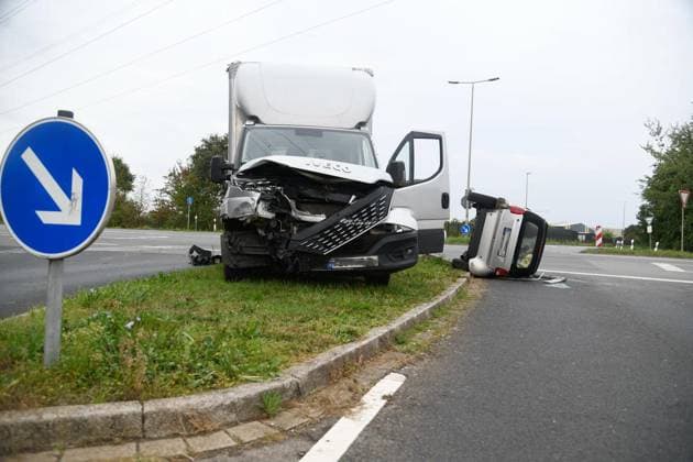 Verkehrsunfall in Bucholtwelmen ** NUR FÜR REDAKTIONELLE ZWECKE ** EDITORIAL USE ONLY **<p>Im Kreuzungsbereich Hans-Richter-Straße Ecke Albert-Einstein-Straße kam es zu einem Verkehrsunfall, am Donnerstag, 01.10.2026 in Hünxe-Bucholtwelmen. Gegen 16:39 Uhr schrillten die Funkmeldeempfänger, der Freiwilligen Feuerwehr Hünxe. Deutschland NRW Hünxe Copyright: MarkusxJoosten