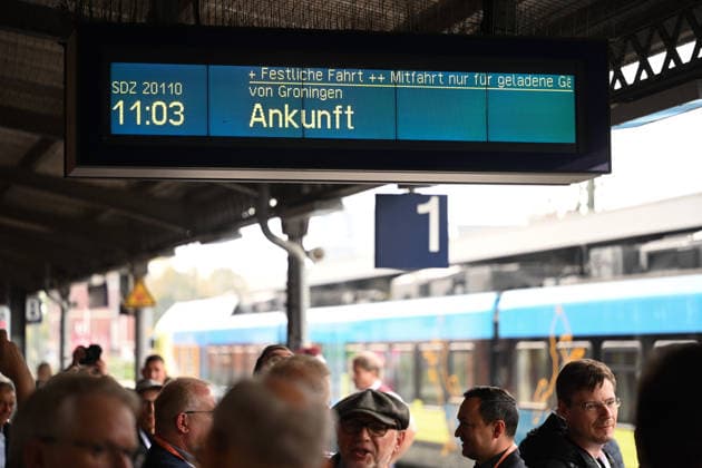Bahnstrecke Leer-Groningen,Wunderline nimmt Betrieb auf. Die Anzeigetafel im Bahnhof Leer zeigt die Ankunft vom Festzug aus Groningen an. Mehr als zehn Jahre lang war die grenzüberschreitende Zugverbindung zwischen Leer in Ostfriesland und dem niederländischen Groningen unterbrochen. Weener Niedersachsen Deutschland