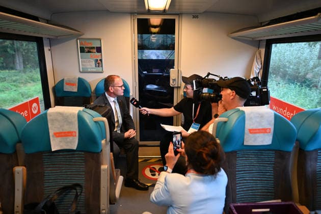 Bahnstrecke Leer-Groningen,Wunderline nimmt Betrieb auf. Niedersachsens Verkehrsminister Grant Henrik Tonne führt Gespräche im Zug. Mehr als zehn Jahre lang war die grenzüberschreitende Zugverbindung zwischen Leer in Ostfriesland und dem niederländischen Groningen unterbrochen. Weener Niedersachsen Deutschland