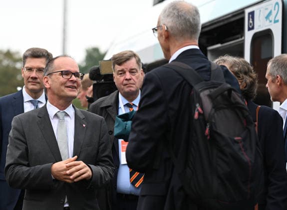 Bahnstrecke Leer-Groningen,Wunderline nimmt Betrieb auf. Niedersachsens Verkehrsminister Grant Henrik Tonne bei Ankunft in Weener. Mehr als zehn Jahre lang war die grenzüberschreitende Zugverbindung zwischen Leer in Ostfriesland und dem niederländischen Groningen unterbrochen. Weener Niedersachsen Deutschland