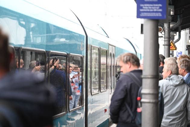 Bahnstrecke Leer-Groningen,Wunderline nimmt Betrieb auf. Zahlreiche Gäste empfangen den Festzug in Leer. Mehr als zehn Jahre lang war die grenzüberschreitende Zugverbindung zwischen Leer in Ostfriesland und dem niederländischen Groningen unterbrochen. Weener Niedersachsen Deutschland