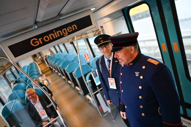 Bahnstrecke Leer-Groningen,Wunderline nimmt Betrieb auf. Groningen steht auf der Anzeigetafel im Zug. Mehr als zehn Jahre lang war die grenzüberschreitende Zugverbindung zwischen Leer in Ostfriesland und dem niederländischen Groningen unterbrochen. Weener Niedersachsen Deutschland