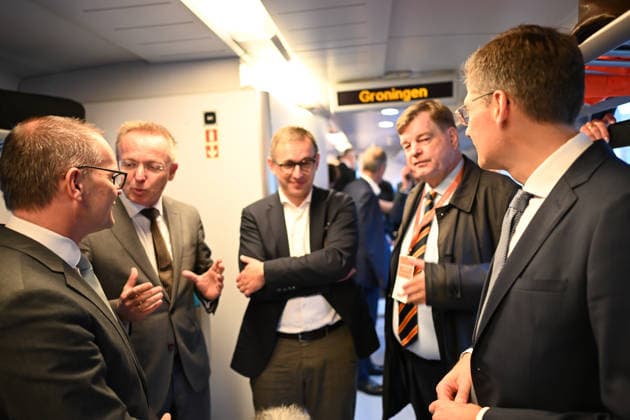 Bahnstrecke Leer-Groningen,Wunderline nimmt Betrieb auf. Niedersachsens Verkehrsminister Grant Henrik Tonne führt Gespräche im Zug. Mehr als zehn Jahre lang war die grenzüberschreitende Zugverbindung zwischen Leer in Ostfriesland und dem niederländischen Groningen unterbrochen. Weener Niedersachsen Deutschland