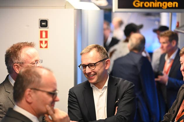 Bahnstrecke Leer-Groningen,Wunderline nimmt Betrieb auf. Niedersachsens Verkehrsminister Grant Henrik Tonne führt Gespräche im Zug. Mehr als zehn Jahre lang war die grenzüberschreitende Zugverbindung zwischen Leer in Ostfriesland und dem niederländischen Groningen unterbrochen. Weener Niedersachsen Deutschland