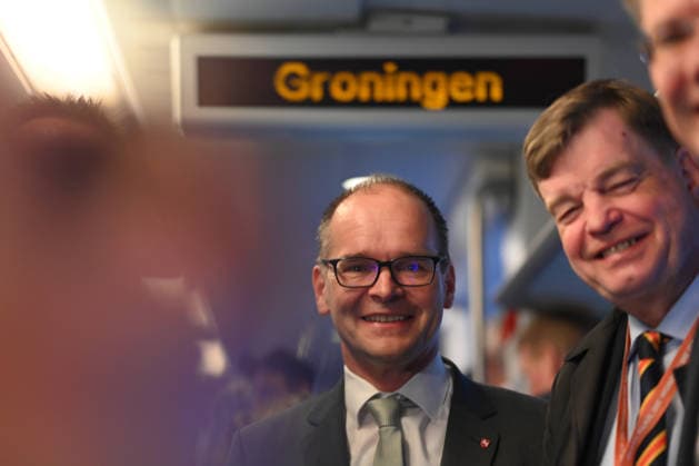 Bahnstrecke Leer-Groningen,Wunderline nimmt Betrieb auf. Niedersachsens Verkehrsminister Grant Henrik Tonne führt Gespräche im Zug. Mehr als zehn Jahre lang war die grenzüberschreitende Zugverbindung zwischen Leer in Ostfriesland und dem niederländischen Groningen unterbrochen. Weener Niedersachsen Deutschland