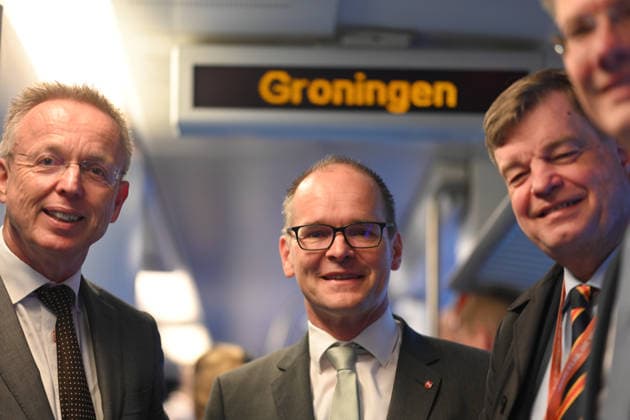 Bahnstrecke Leer-Groningen,Wunderline nimmt Betrieb auf. Niedersachsens Verkehrsminister Grant Henrik Tonne führt Gespräche im Zug. Mehr als zehn Jahre lang war die grenzüberschreitende Zugverbindung zwischen Leer in Ostfriesland und dem niederländischen Groningen unterbrochen. Weener Niedersachsen Deutschland