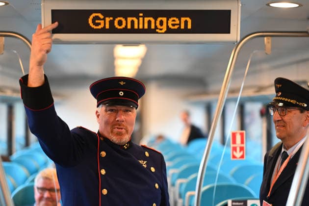 Bahnstrecke Leer-Groningen,Wunderline nimmt Betrieb auf. Groningen steht auf der Anzeigetafel im Zug. Mehr als zehn Jahre lang war die grenzüberschreitende Zugverbindung zwischen Leer in Ostfriesland und dem niederländischen Groningen unterbrochen. Weener Niedersachsen Deutschland