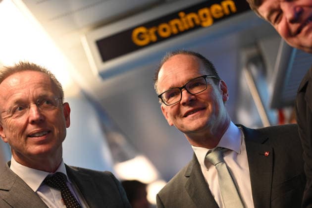 Bahnstrecke Leer-Groningen,Wunderline nimmt Betrieb auf. Niedersachsens Verkehrsminister Grant Henrik Tonne führt Gespräche im Zug. Mehr als zehn Jahre lang war die grenzüberschreitende Zugverbindung zwischen Leer in Ostfriesland und dem niederländischen Groningen unterbrochen. Weener Niedersachsen Deutschland