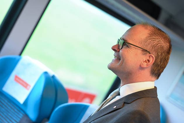 Bahnstrecke Leer-Groningen,Wunderline nimmt Betrieb auf. Niedersachsens Verkehrsminister Grant Henrik Tonne führt Gespräche im Zug. Mehr als zehn Jahre lang war die grenzüberschreitende Zugverbindung zwischen Leer in Ostfriesland und dem niederländischen Groningen unterbrochen. Weener Niedersachsen Deutschland