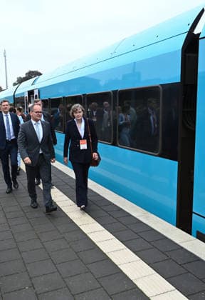 Bahnstrecke Leer-Groningen,Wunderline nimmt Betrieb auf. Niedersachsens Verkehrsminister Grant Henrik Tonne bei Ankunft in Weener. Mehr als zehn Jahre lang war die grenzüberschreitende Zugverbindung zwischen Leer in Ostfriesland und dem niederländischen Groningen unterbrochen. Weener Niedersachsen Deutschland