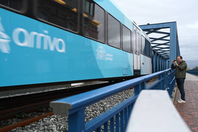 Bahnstrecke Leer-Groningen,Wunderline nimmt Betrieb auf. Die Arriva-Bahn fährt über die Friesenbrücke in Weener. Mehr als zehn Jahre lang war die grenzüberschreitende Zugverbindung zwischen Leer in Ostfriesland und dem niederländischen Groningen unterbrochen. Weener Niedersachsen Deutschland