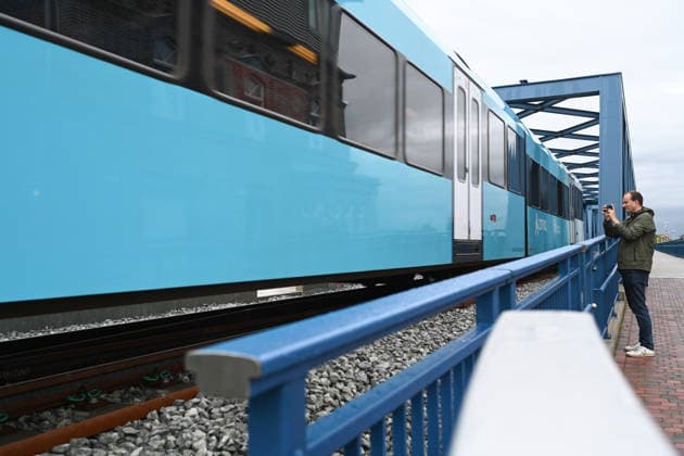 Bahnstrecke Leer-Groningen,Wunderline nimmt Betrieb auf. Die Arriva-Bahn fährt über die Friesenbrücke in Weener. Mehr als zehn Jahre lang war die grenzüberschreitende Zugverbindung zwischen Leer in Ostfriesland und dem niederländischen Groningen unterbrochen. Weener Niedersachsen Deutschland