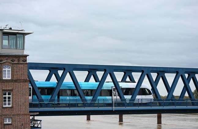 Bahnstrecke Leer-Groningen,Wunderline nimmt Betrieb auf. Die Arriva-Bahn fährt über die Friesenbrücke in Weener. Mehr als zehn Jahre lang war die grenzüberschreitende Zugverbindung zwischen Leer in Ostfriesland und dem niederländischen Groningen unterbrochen. Weener Niedersachsen Deutschland