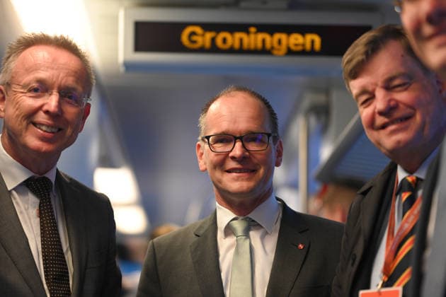 Bahnstrecke Leer-Groningen,Wunderline nimmt Betrieb auf. Niedersachsens Verkehrsminister Grant Henrik Tonne führt Gespräche im Zug. Mehr als zehn Jahre lang war die grenzüberschreitende Zugverbindung zwischen Leer in Ostfriesland und dem niederländischen Groningen unterbrochen. Weener Niedersachsen Deutschland