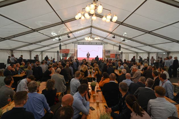 Bahnstrecke Leer-Groningen,Wunderline nimmt Betrieb auf. Zahlreiche Gäste sitzen beim Festakt im Zelt. Mehr als zehn Jahre lang war die grenzüberschreitende Zugverbindung zwischen Leer in Ostfriesland und dem niederländischen Groningen unterbrochen. Weener Niedersachsen Deutschland