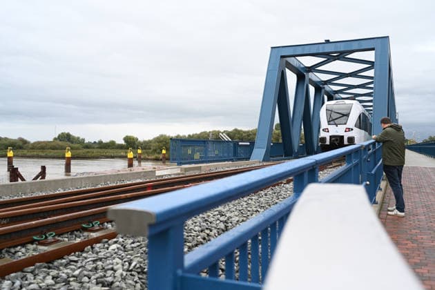 Bahnstrecke Leer-Groningen,Wunderline nimmt Betrieb auf. Die Arriva-Bahn fährt über die Friesenbrücke in Weener. Mehr als zehn Jahre lang war die grenzüberschreitende Zugverbindung zwischen Leer in Ostfriesland und dem niederländischen Groningen unterbrochen. Weener Niedersachsen Deutschland