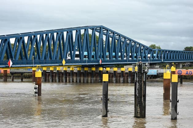 Bahnstrecke Leer-Groningen,Wunderline nimmt Betrieb auf. Die Arriva-Bahn fährt über die Friesenbrücke in Weener. Mehr als zehn Jahre lang war die grenzüberschreitende Zugverbindung zwischen Leer in Ostfriesland und dem niederländischen Groningen unterbrochen. Weener Niedersachsen Deutschland