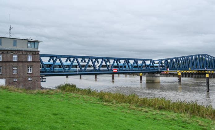 Bahnstrecke Leer-Groningen,Wunderline nimmt Betrieb auf. Die Arriva-Bahn fährt über die Friesenbrücke in Weener. Mehr als zehn Jahre lang war die grenzüberschreitende Zugverbindung zwischen Leer in Ostfriesland und dem niederländischen Groningen unterbrochen. Weener Niedersachsen Deutschland