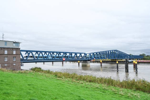 Bahnstrecke Leer-Groningen,Wunderline nimmt Betrieb auf. Die Arriva-Bahn fährt über die Friesenbrücke in Weener. Mehr als zehn Jahre lang war die grenzüberschreitende Zugverbindung zwischen Leer in Ostfriesland und dem niederländischen Groningen unterbrochen. Weener Niedersachsen Deutschland