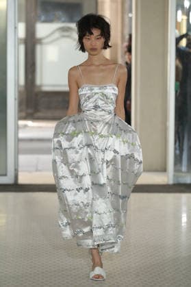 PFW - Cecile Bahnsen Runway A model walks the runway during the Cecilie Bahnsen Womenswear Spring Summer 2027 show as part of Paris Fashion Week on October 1, 2026 in Paris, France. Photo by Alain-Gil Gonzalez ABACAPRESS.COM Paris France  Copyright: xGonzalezxAlain-Gil ABACAx