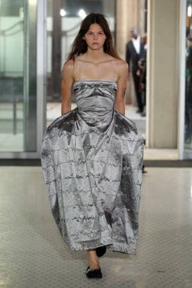 PFW - Cecile Bahnsen Runway A model walks the runway during the Cecilie Bahnsen Womenswear Spring Summer 2027 show as part of Paris Fashion Week on October 1, 2026 in Paris, France. Photo by Alain-Gil Gonzalez ABACAPRESS.COM Paris France  Copyright: xGonzalezxAlain-Gil ABACAx