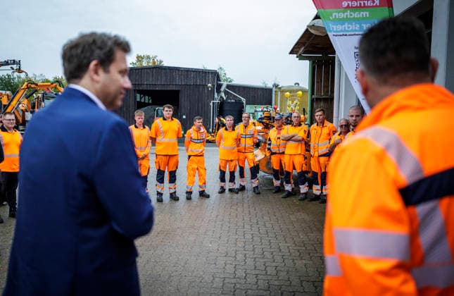 Lars Klingbeil, Bundesminister der Finanzen, aufgenommen im Rahmen seiner Zukunftstour durch Niedersachsen. Hier Besuch der Strassenmeisterei Gronau. öFotografiert im Auftrag des Bundesfinanzministeriums Hildesheim Deutschland Copyright: xThomasxKoehlerx