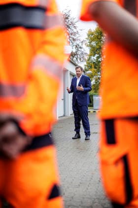 Lars Klingbeil, Bundesminister der Finanzen, aufgenommen im Rahmen seiner Zukunftstour durch Niedersachsen. Hier Besuch der Strassenmeisterei Gronau. öFotografiert im Auftrag des Bundesfinanzministeriums Hildesheim Deutschland Copyright: xThomasxKoehlerx