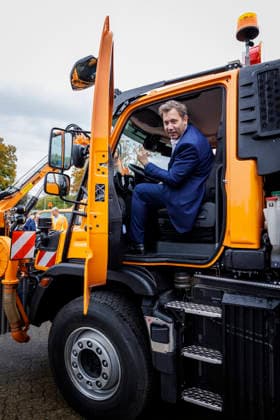 Lars Klingbeil, Bundesminister der Finanzen, aufgenommen im Rahmen seiner Zukunftstour durch Niedersachsen. Hier Besuch der Strassenmeisterei Gronau. öFotografiert im Auftrag des Bundesfinanzministeriums Hildesheim Deutschland Copyright: xThomasxKoehlerx