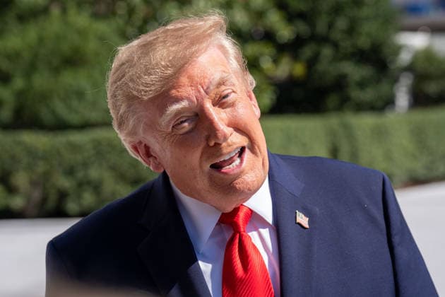 October 1, 2026, Washington, District Of Columbia, USA: US PRESIDENT DONALD TRUMP speaks to members of the press before departing the White House aboard Marine One from the South Lawn in Washington, DC. Washington USA - ZUMAs365 20261001_znp_s365_022 Copyright: xJoeyxSussmanx