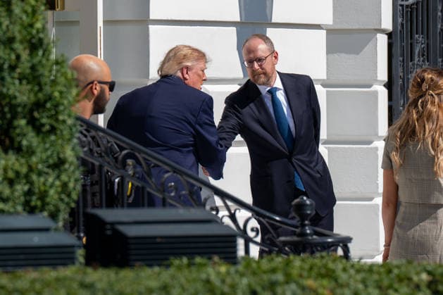 October 1, 2026, Washington, District Of Columbia, USA: President DONALD TRUMP speaks with people before departing the White House aboard Marine One in Washington DC. Washington USA  - ZUMAs365 20261001_znp_s365_005 Copyright: xJoeyxSussmanx